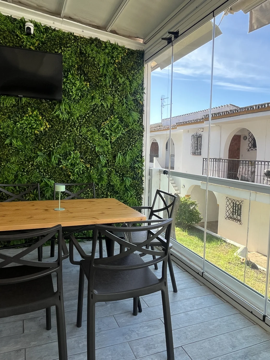 Terraza con jardín vertical