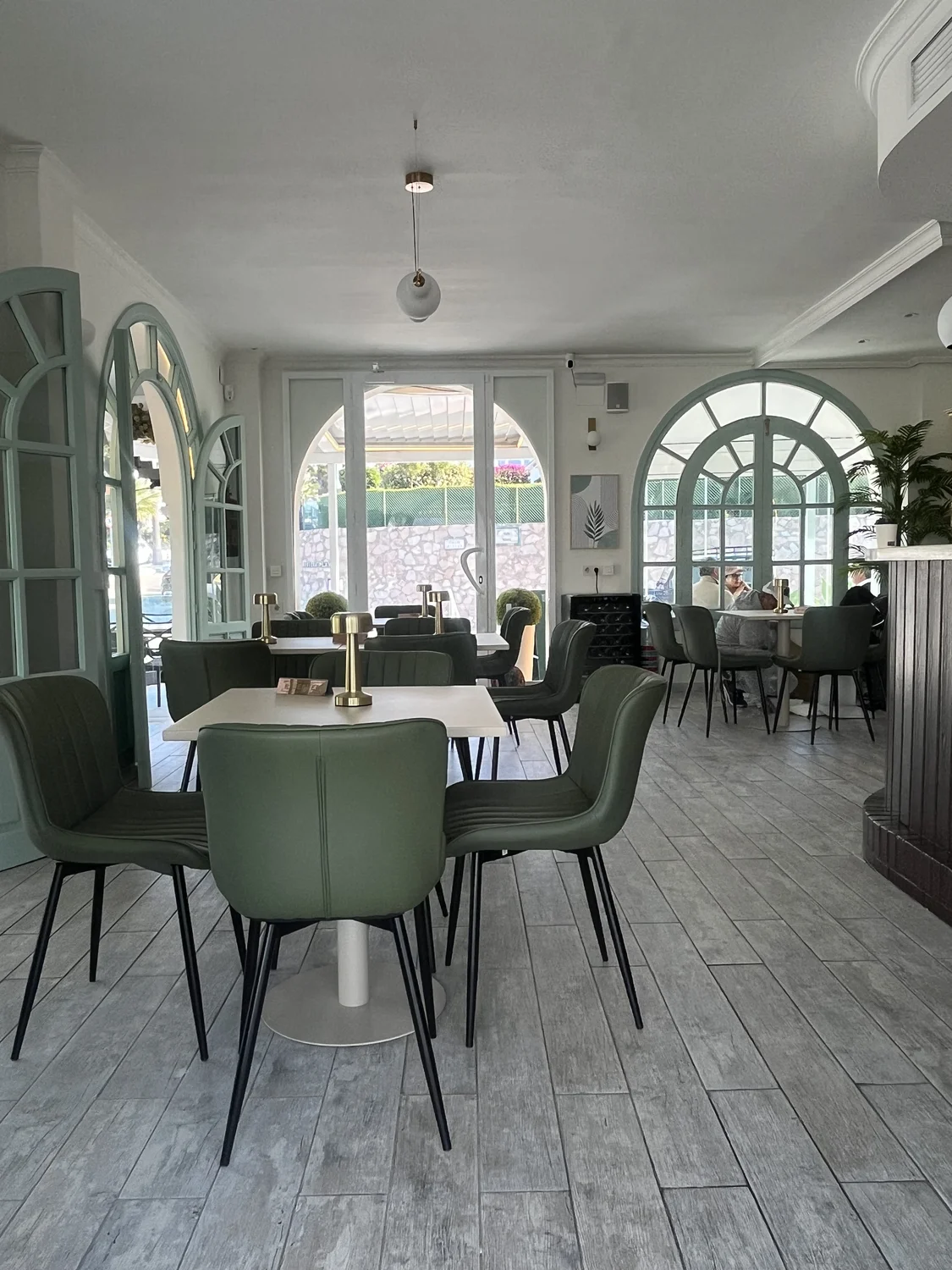 Sala interior con arcos